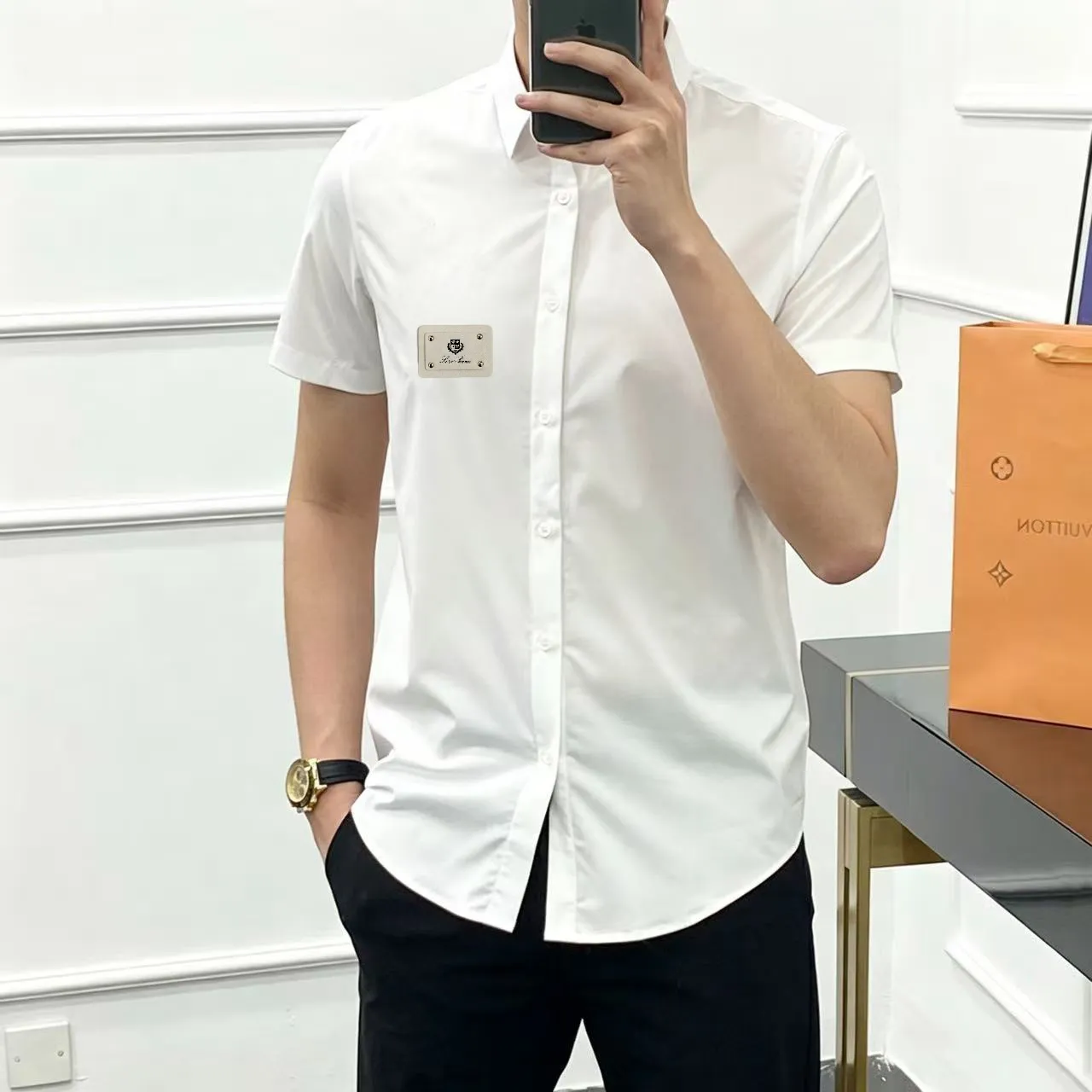 The latest series of short-sleeved shirts from LP's official website for spring and summer. They are made of high-quality premium European cotton fabrics, which are refreshing and breathable. They are quite wide and stylish, with exquisite stitching and three-dimensional shape. They always provide a very high wearing experience! The counter is slim-fitting and has an arc-shaped hem, giving you a relaxed and handsome look! Suitable for any occasion, it brings aura to any occasion, highly recommended👍 Normal Size: 39-44